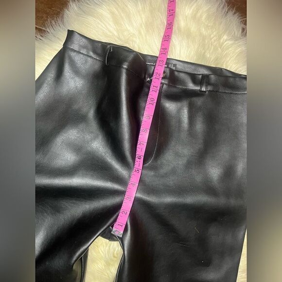 Pretty Little Thing black faux leather straight legged trousers Sz 10 - Picture 6 of 7